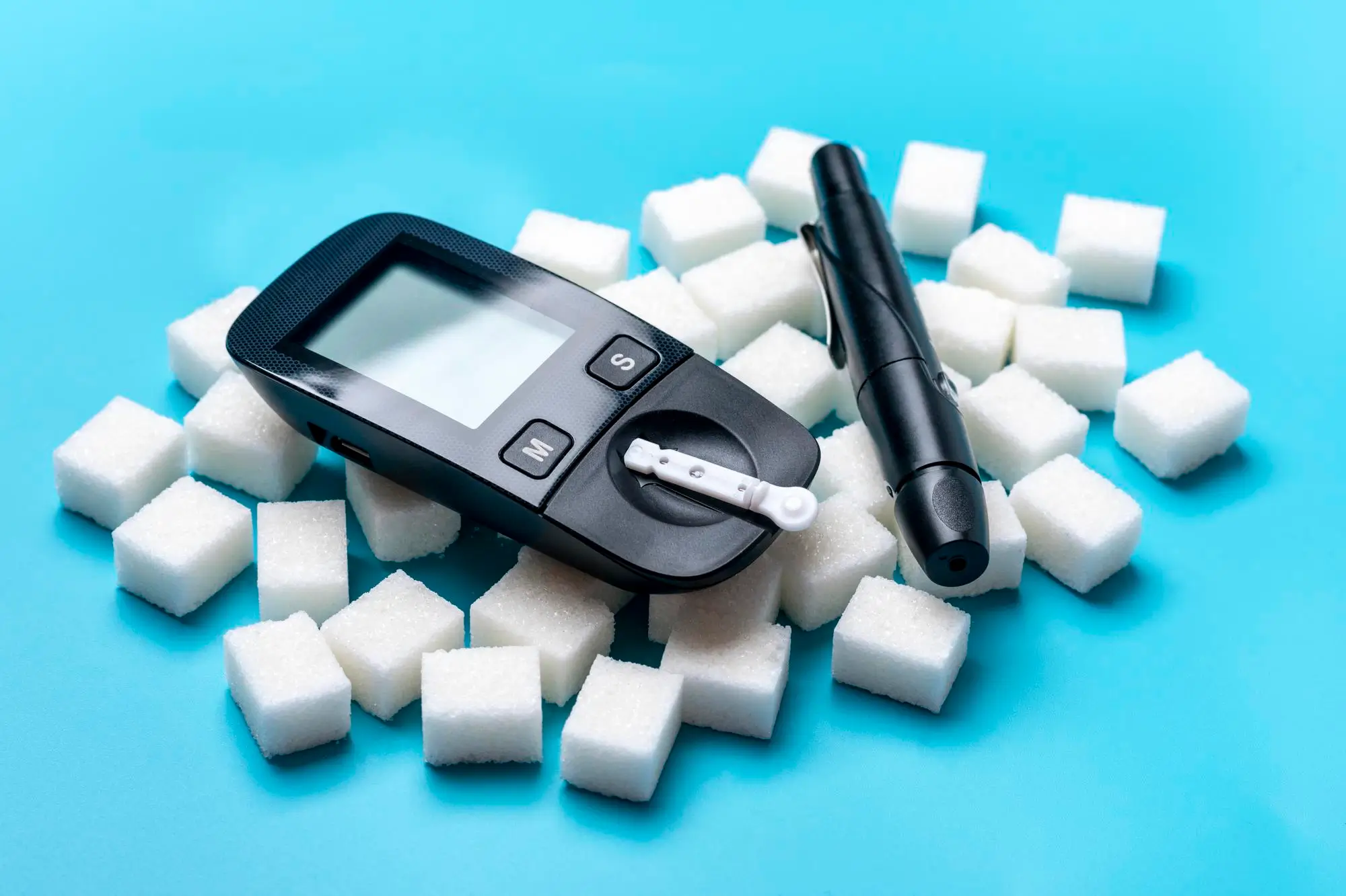 20230815233658_[fpdl.in]_glucometer-sugar-cubes-blue-background-high-blood-sugar-diabetes-concept_72679-2513_full